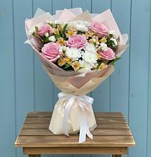 Букет цветов из:  Гвоздики, Орхидеи и Розы в Ашитково