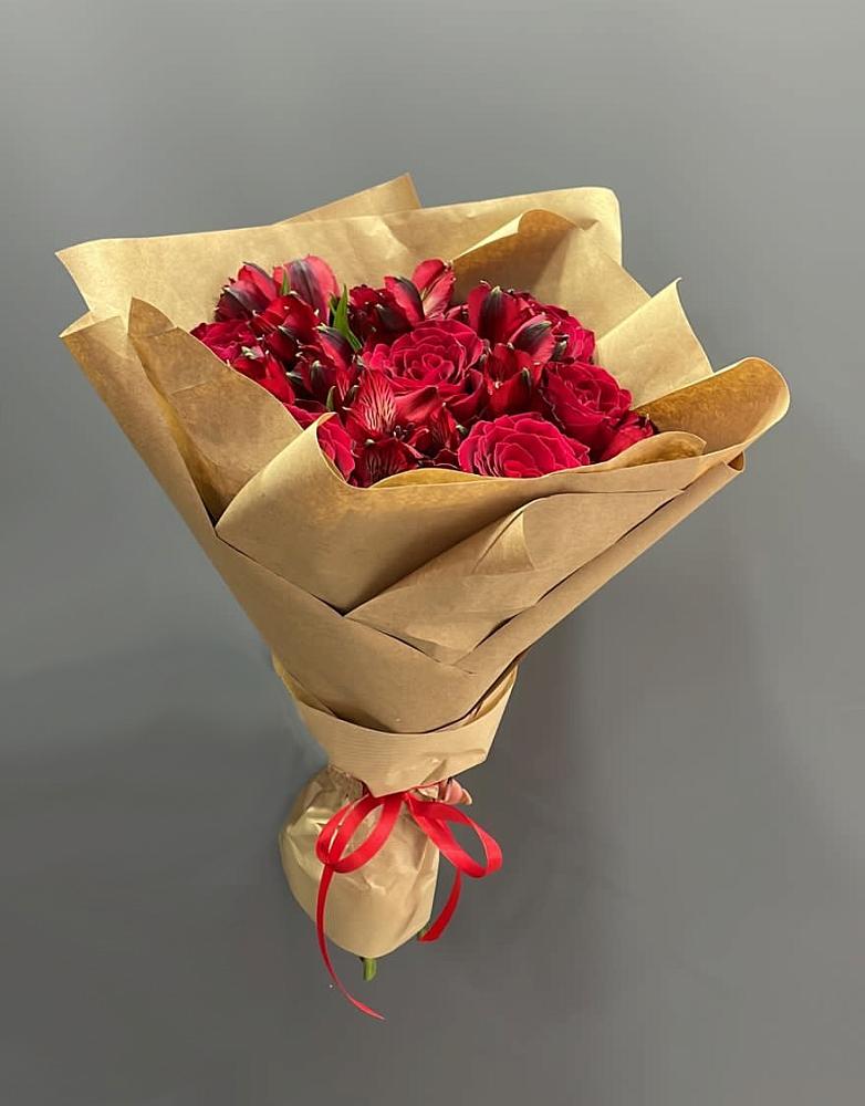 Букет цветов из: Альстромерии и Розы в Ашитково