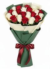 Букет Микс из красных и белых роз в Ашитково