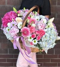 Композиция солнечный день в Ашитково Цветочная композиция из Розы, Хризантемы, Пионы и Лизиантусы в корзине в Ашитково