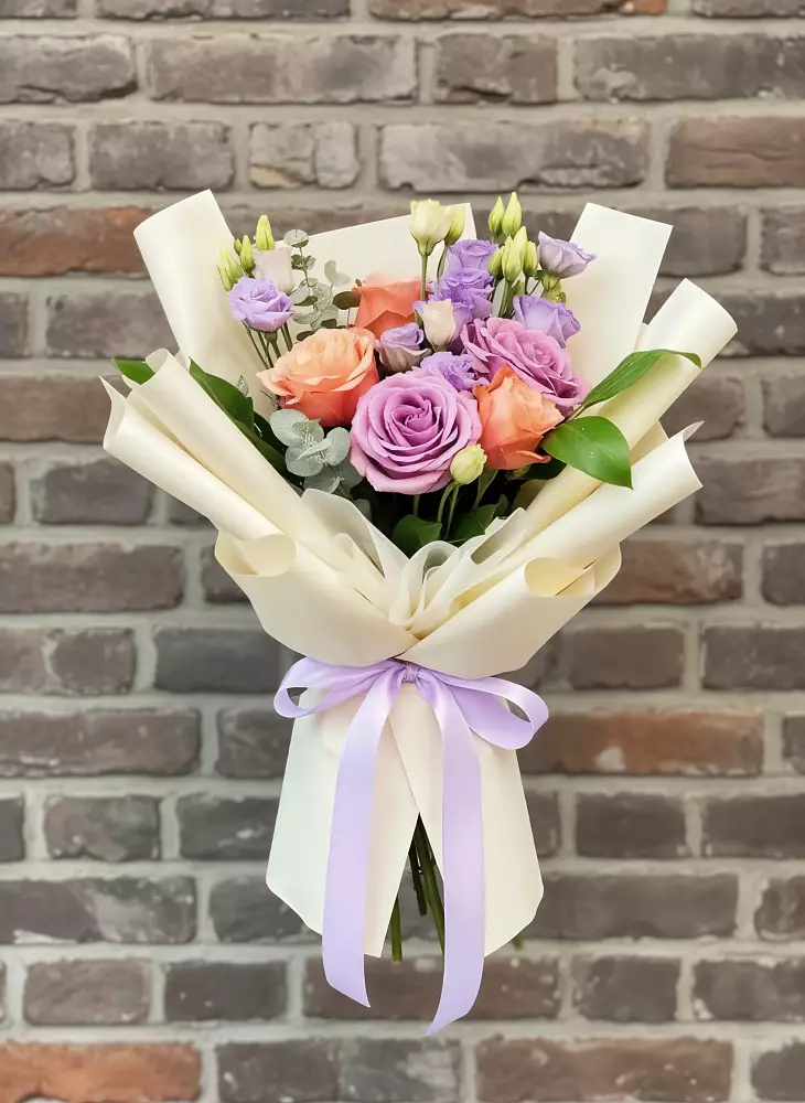 Букет цветов из: Лизиантусы и Розы в Ашитково