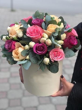 Цветочная композиция из Розы в шляпной коробке в Ашитково
