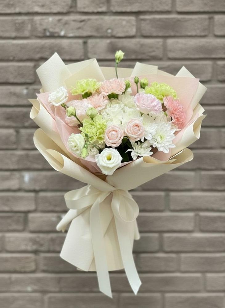 Букет цветов из: Гвоздики, Розы, Лизиантусы и Хризантемы в Ашитково