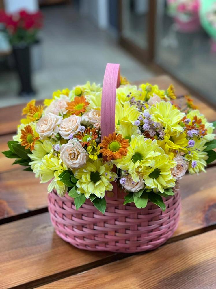 Цветочная композиция из Хризантемы и Розы в корзине в Ашитково