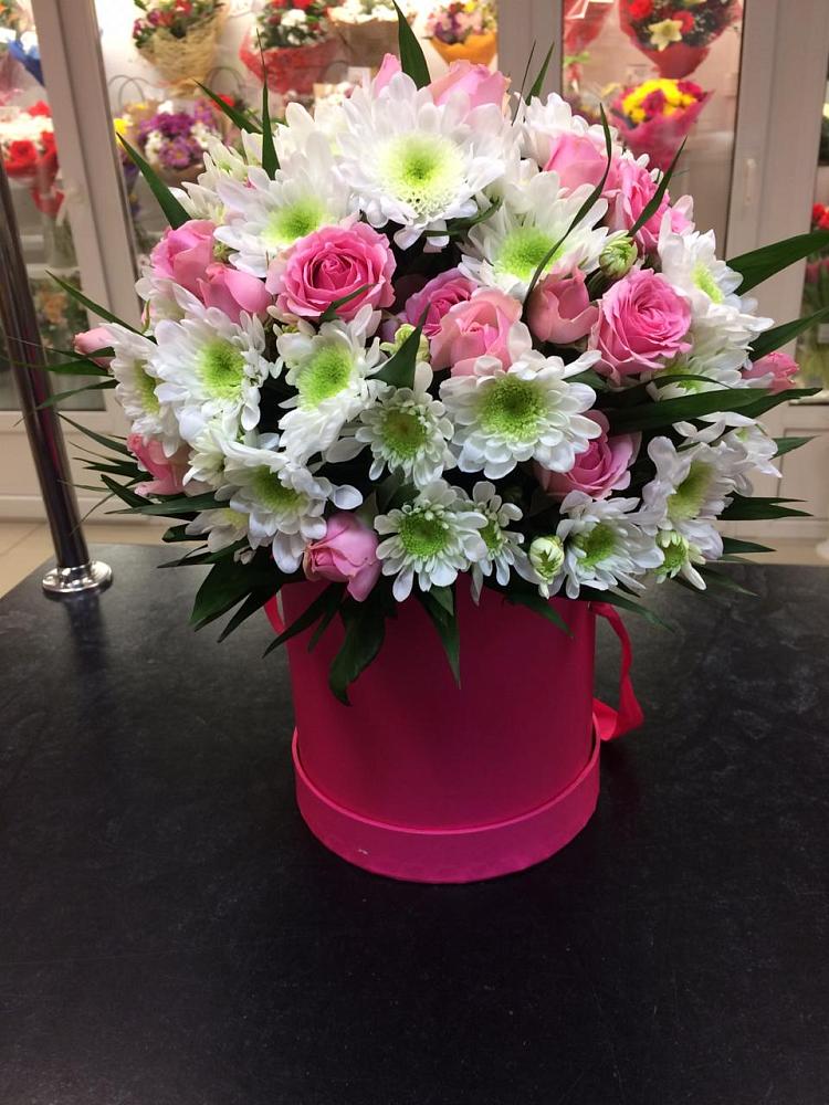 Цветочная композиция из Розы и Хризантемы в шляпной коробке в Ашитково