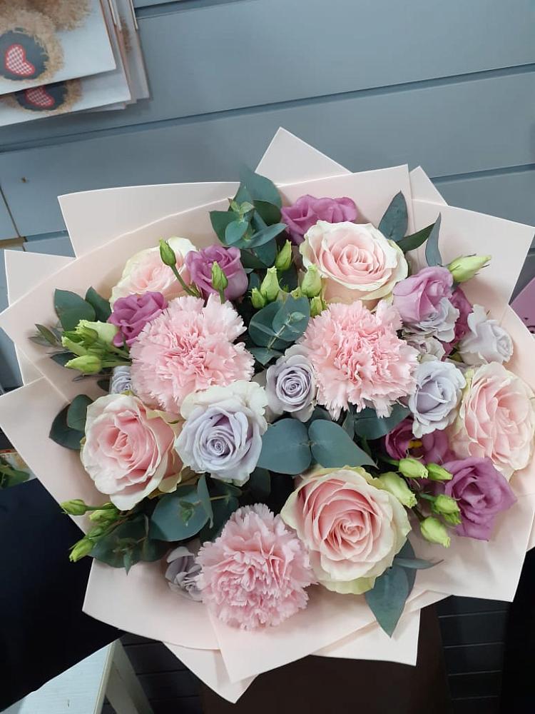 Букет цветов из: Розы, Гвоздики и Лизиантусы в Ашитково